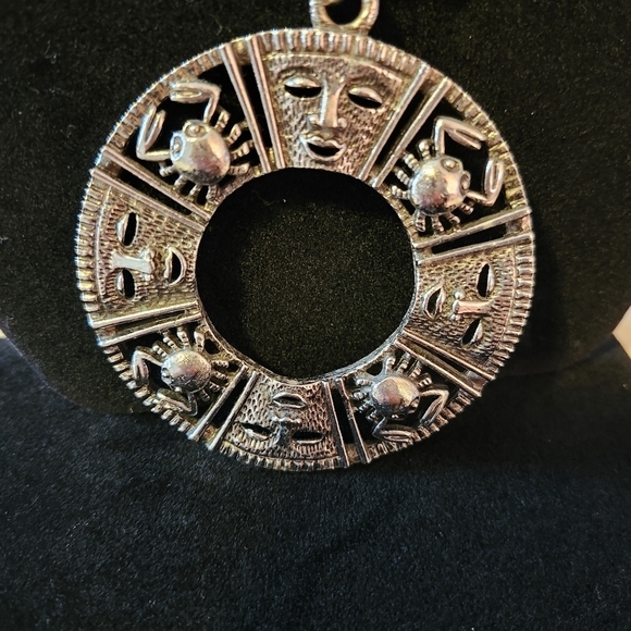 Sarah Coventry Silver tone Chain Necklace with Circular Pendant - Picture 2 of 3